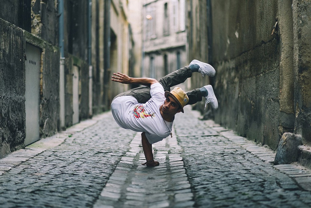 1020x684, 179 Kb / гибкий, мужчина, танцует, переулок, шляпа, брусчатка