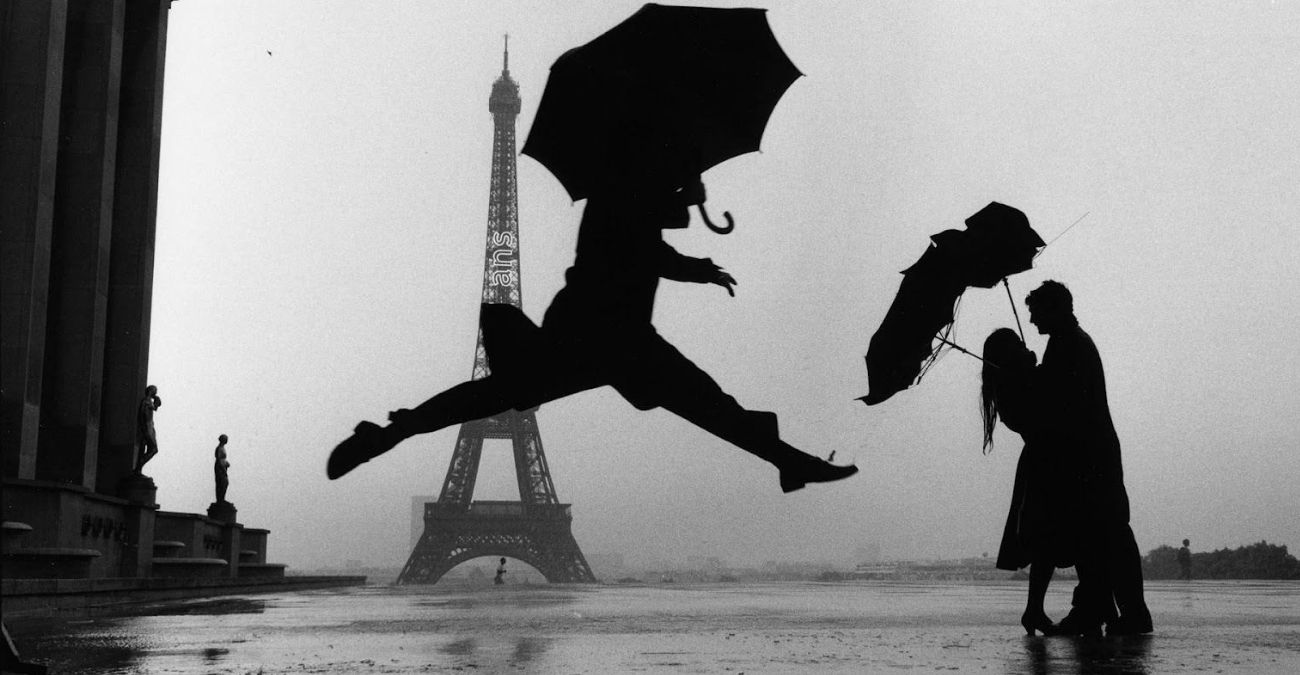1300x675, 110 Kb / пара, прохожий, зонты, эйфелева башня, ч/б, непогода