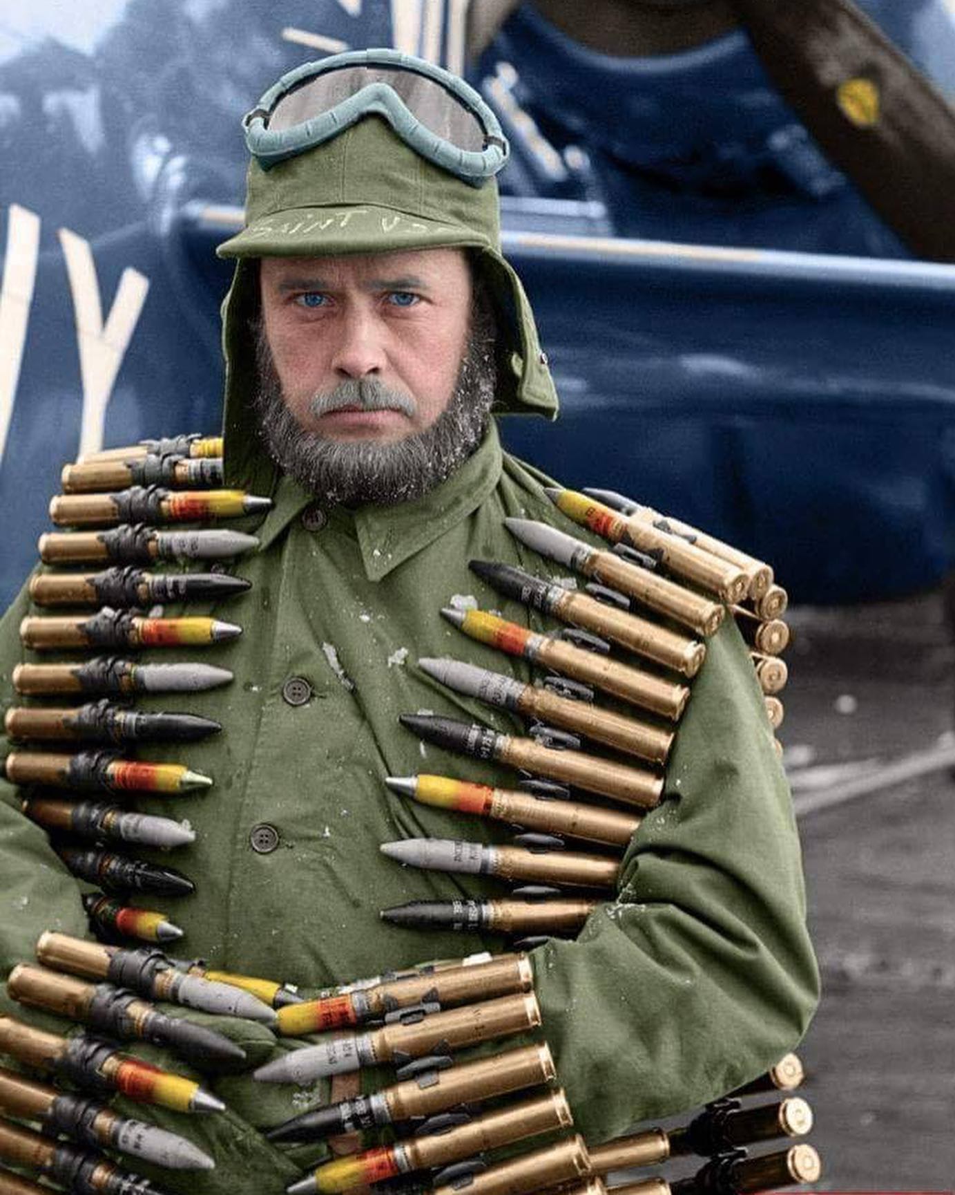 1383x1729, 254 Kb / солдат, военный, фуражка, патрон, борода, оружейник, ВМС, США, самолет, очки