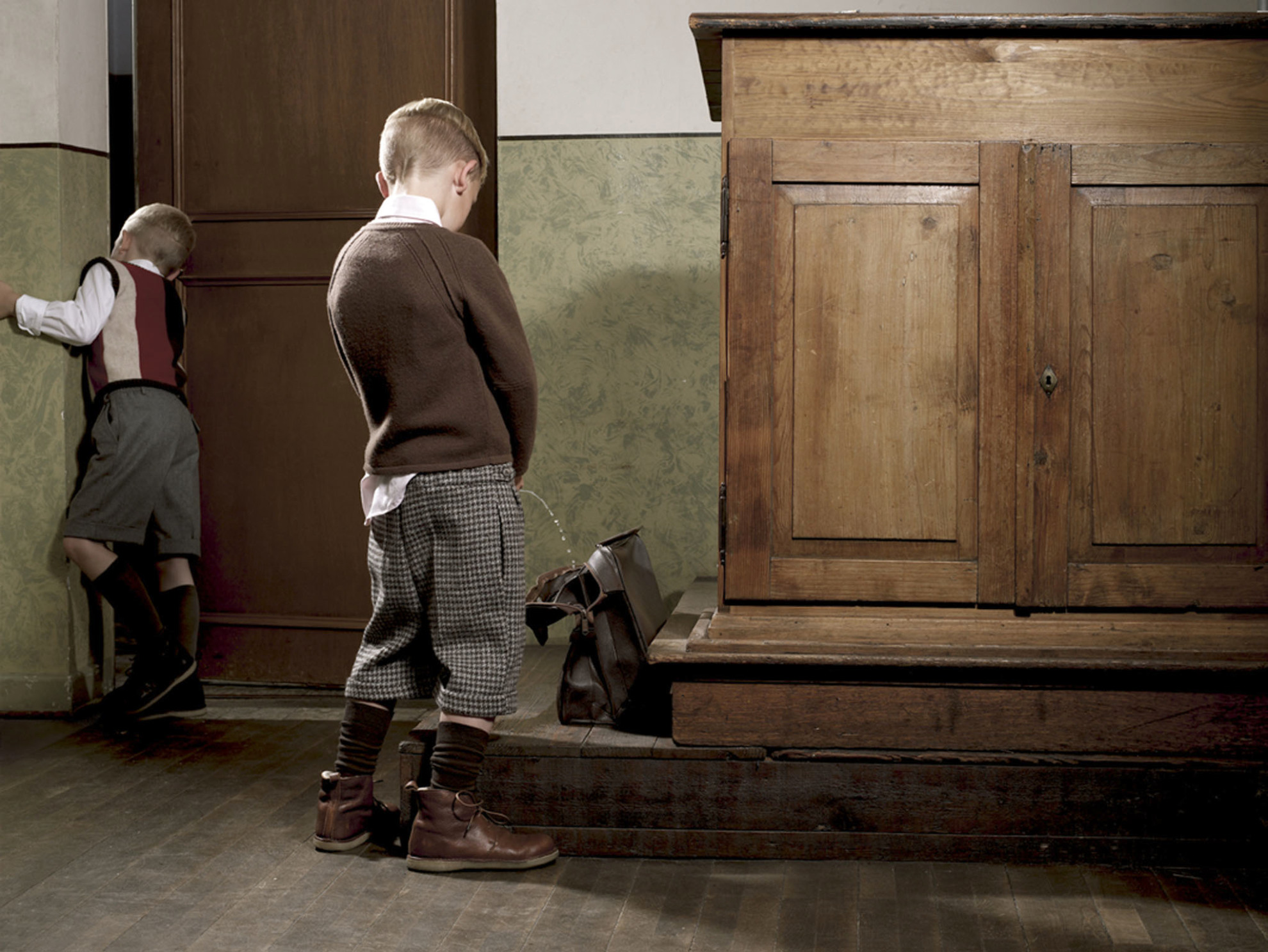 1980x1488, 582 Kb / писает, мочится, портфель