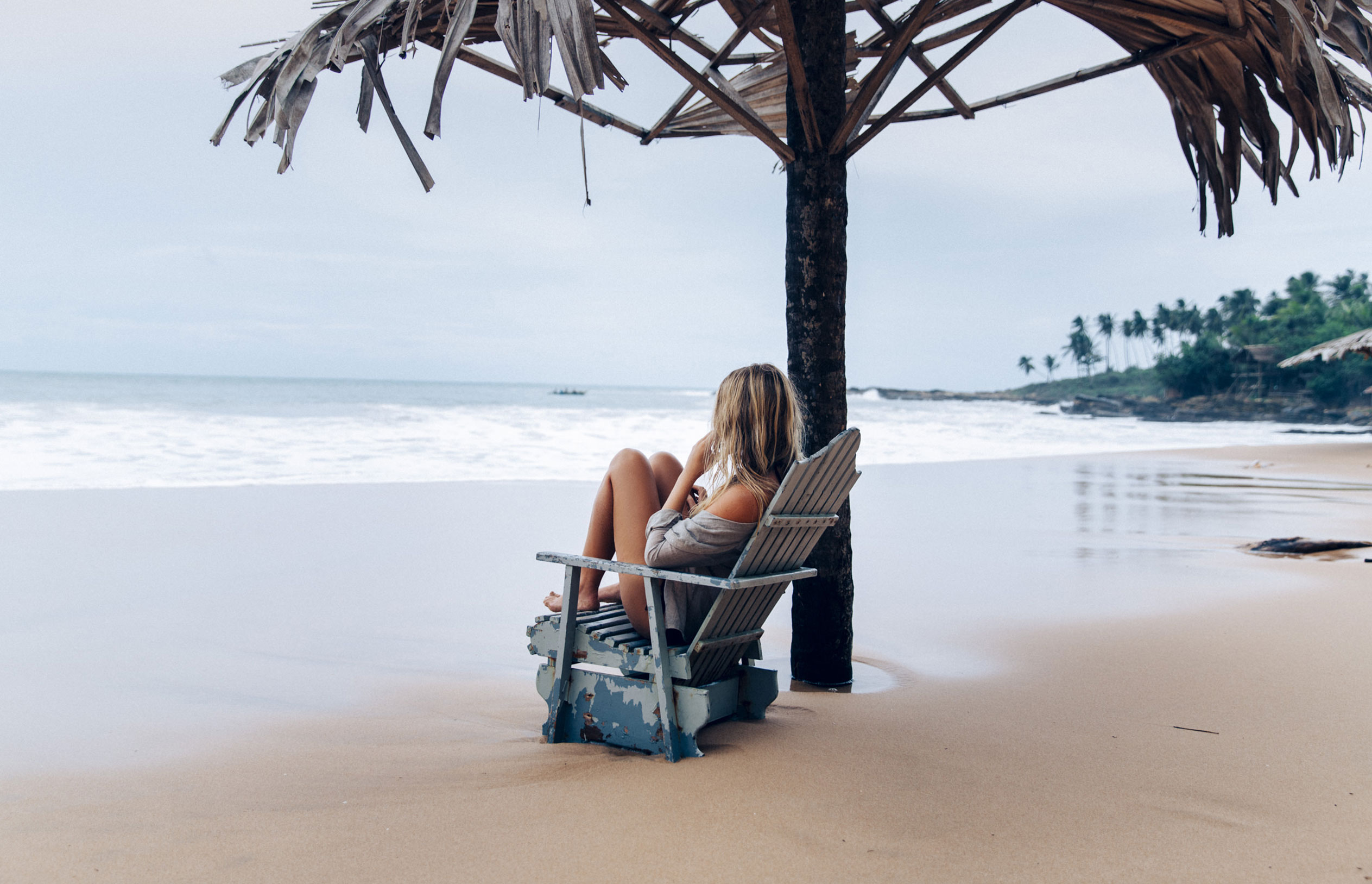 2527x1627, 495 Kb / вода, песок, трон, зонт, parasole