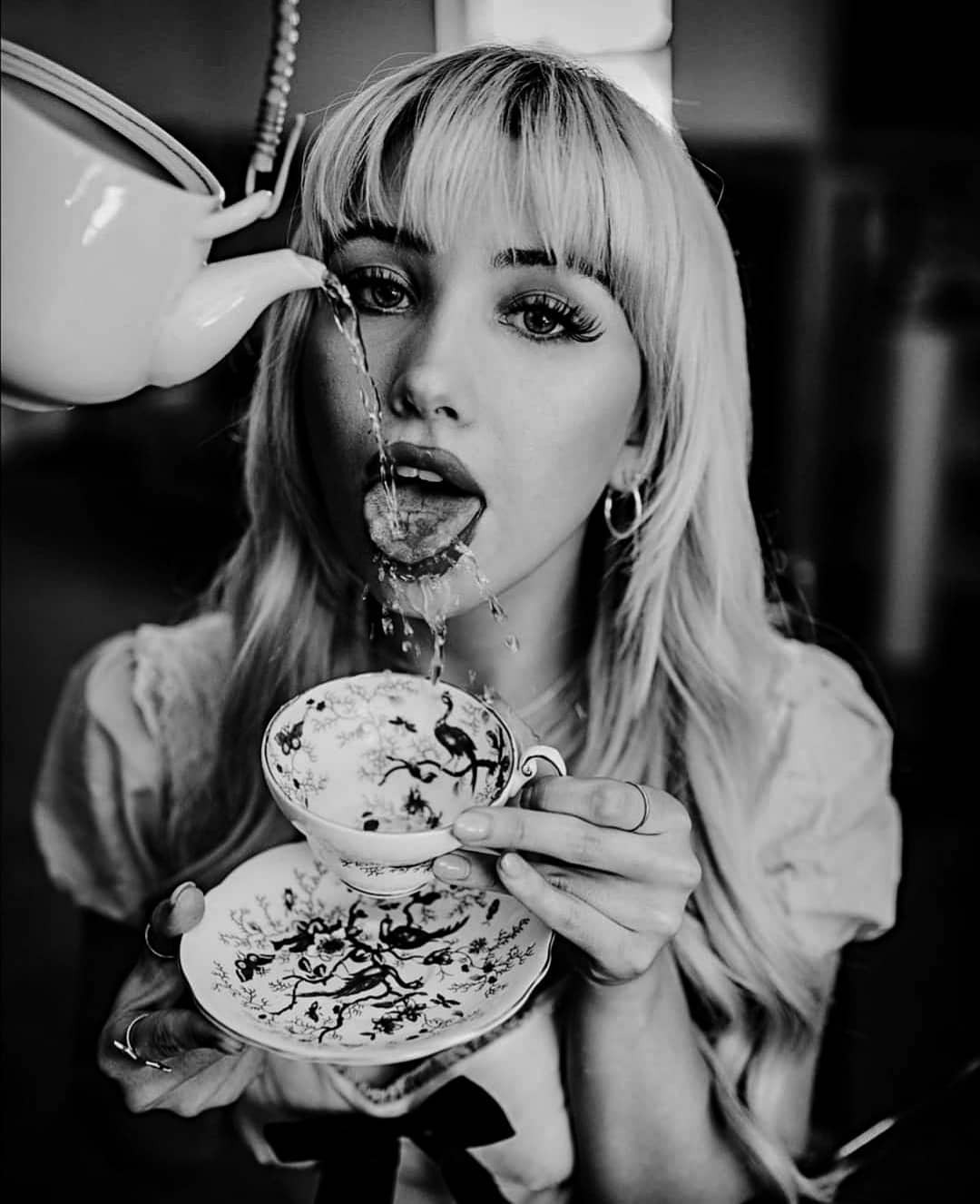 1080x1326, 125 Kb / чайник, чашка, блюдце, ч/б