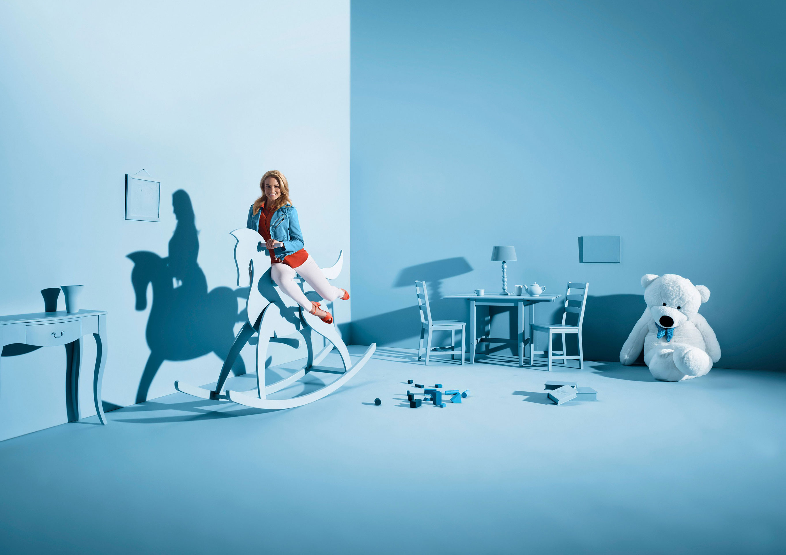 2727x1927, 334 Kb / комната, голубая, игрушки, наездница