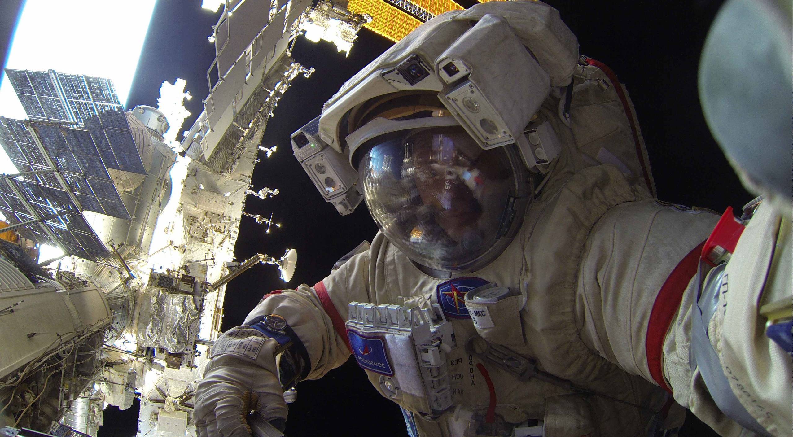 2560x1411, 474 Kb / космонавт, космос, скафандр, орбита, космическая станция