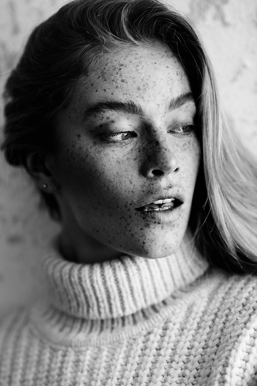 1000x1499, 417 Kb / ч/б, веснушки, кофта, Swantje Paulina