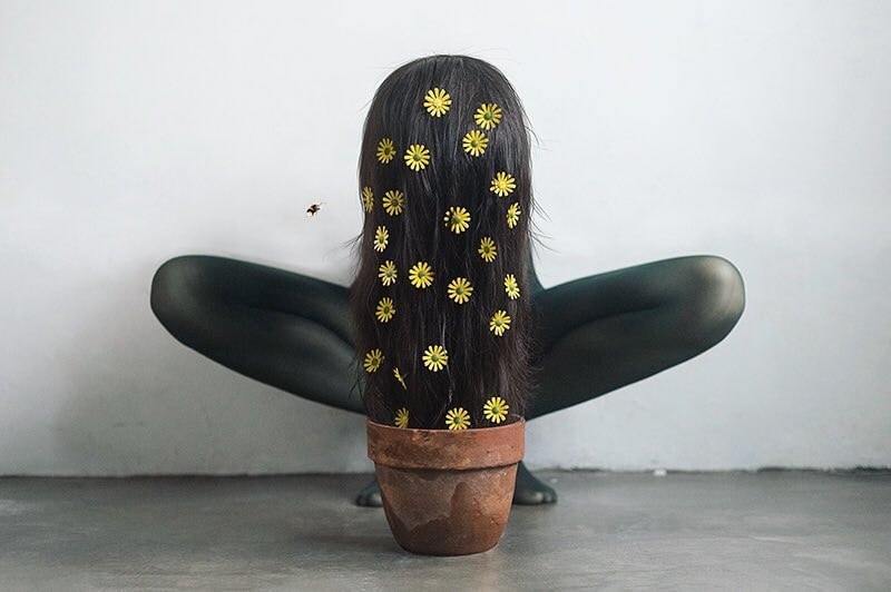 800x532, 68 Kb / Креатив, женщина, горшок, волосы, цветы, голая