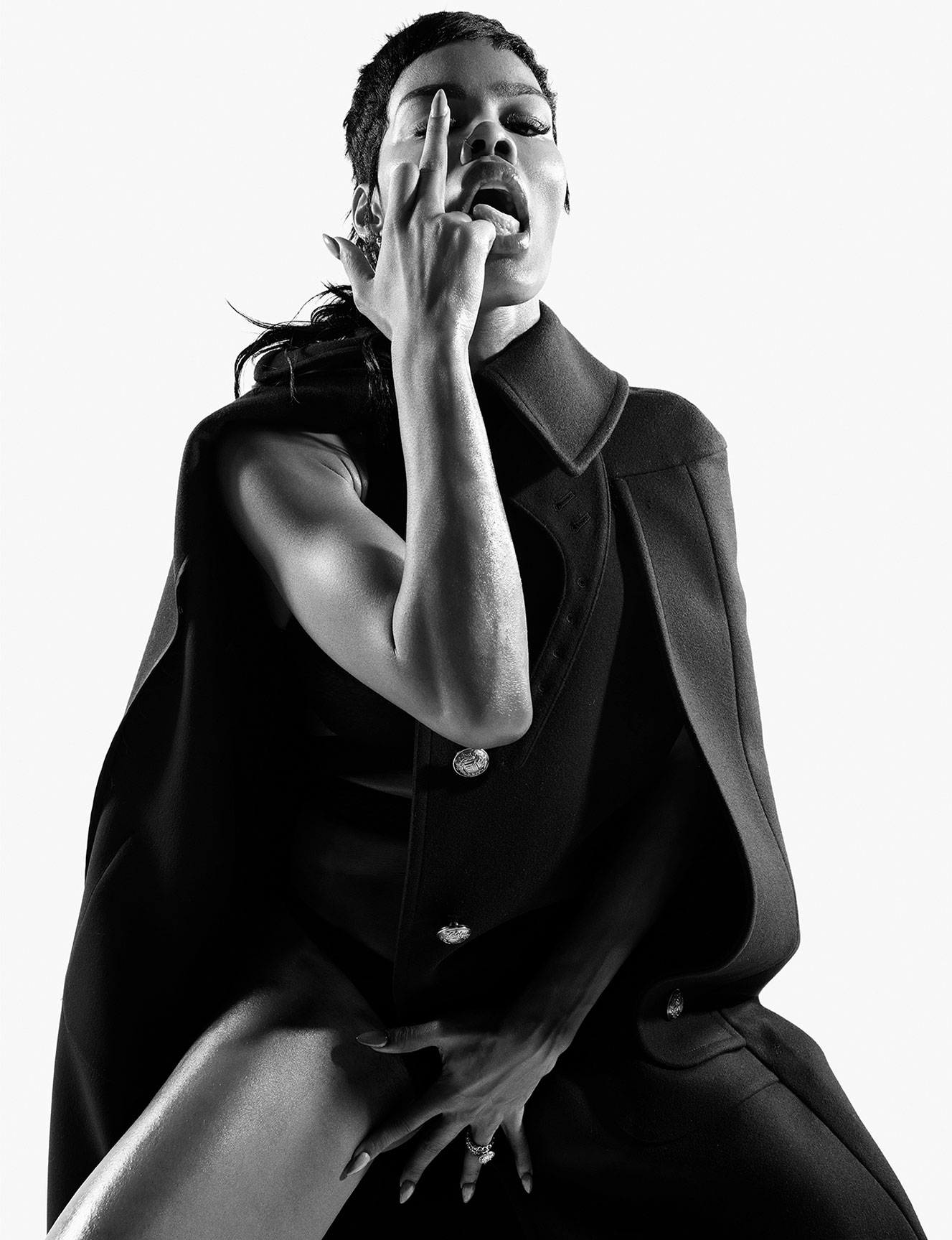 1327x1727, 249 Kb / ч/б, маникюр, палец, фак, Teyana Taylor