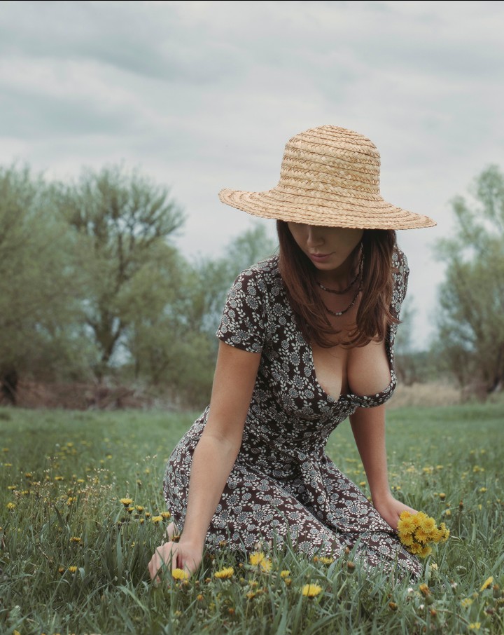 720x906, 156 Kb / Шляпа, одуванчики, трава, поляна, платье, David Dubnitskiy, Давид Дубницкий