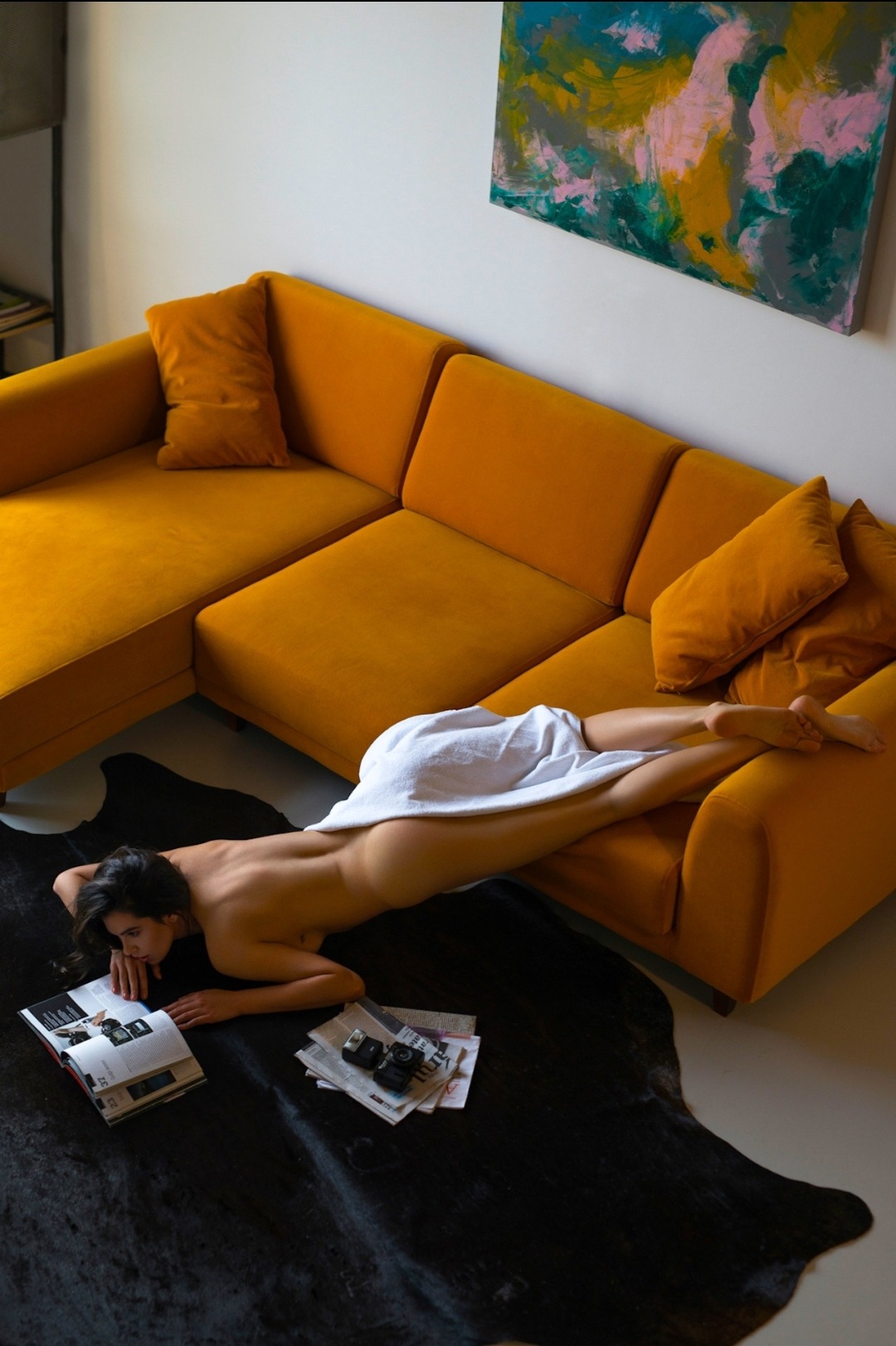 1080x1622, 278 Kb / диван, полотенце, картина, шкура, подушка, журнал, книга, фотоаппарат, Andreea Balaban