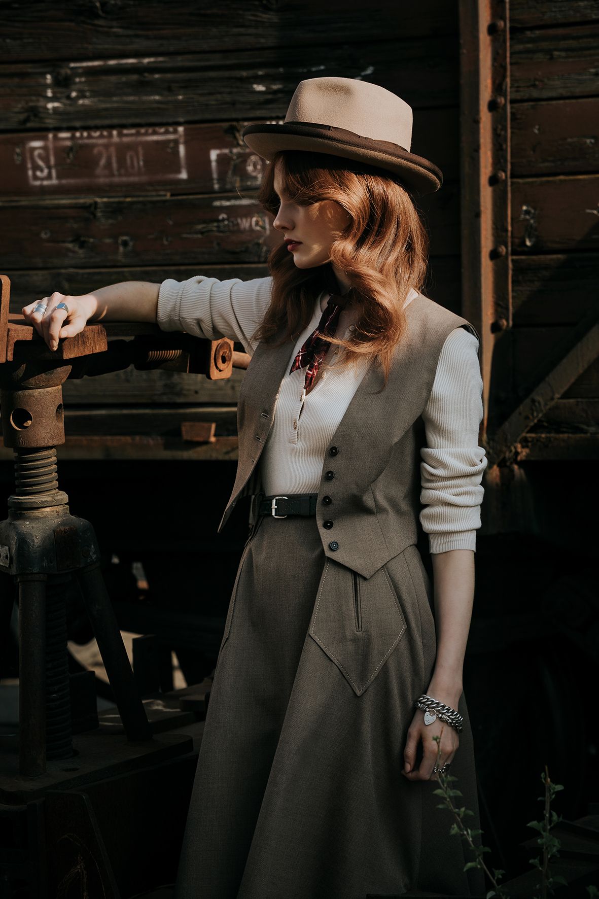 1181x1772, 234 Kb / рыжая, шляпа, кольцо, браслеты, ремень