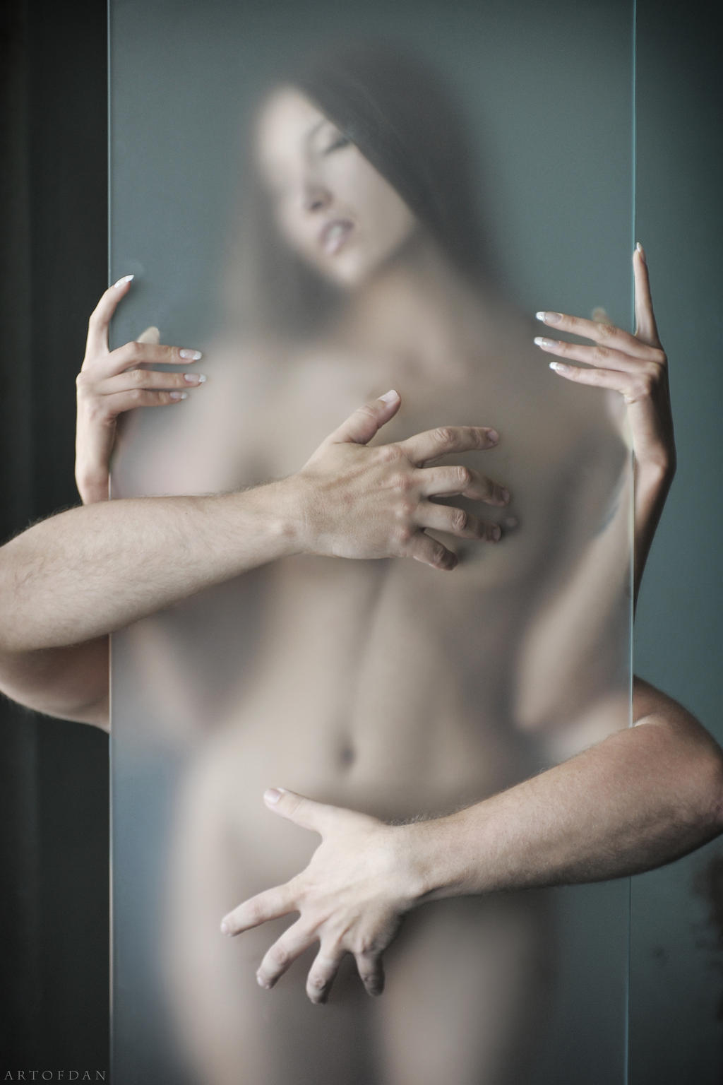 1024x1536, 91 Kb / он, она, стекло, руки