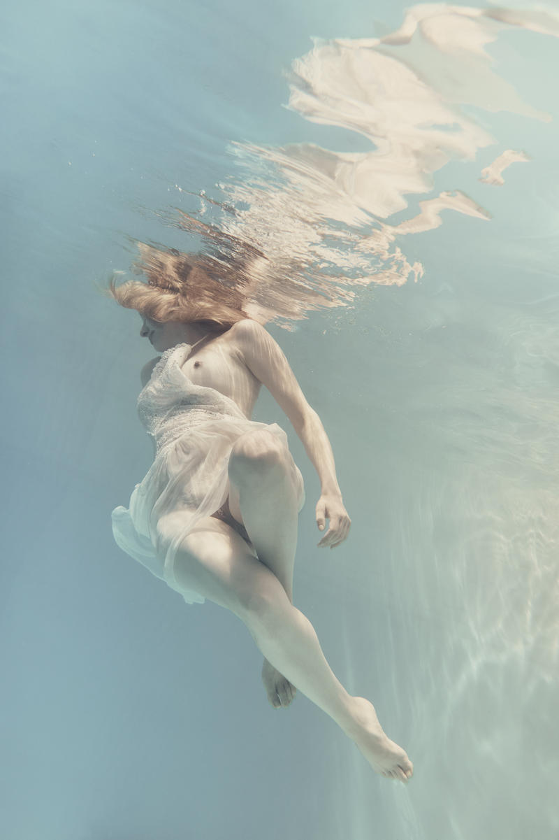 800x1201, 60 Kb / сиськи, вода, платье