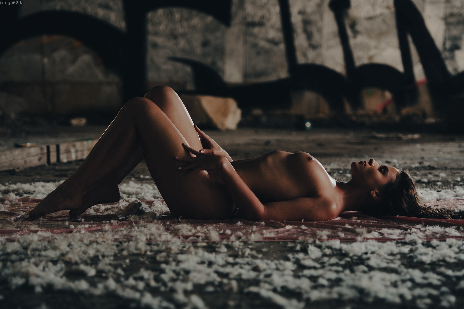 1920x1282, 173 Kb / голая, перья, пух, Юлия Романова