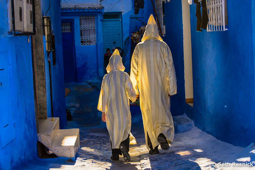 1000x666, 317 Kb / синее, двое, халаты, капюшоны, переулок