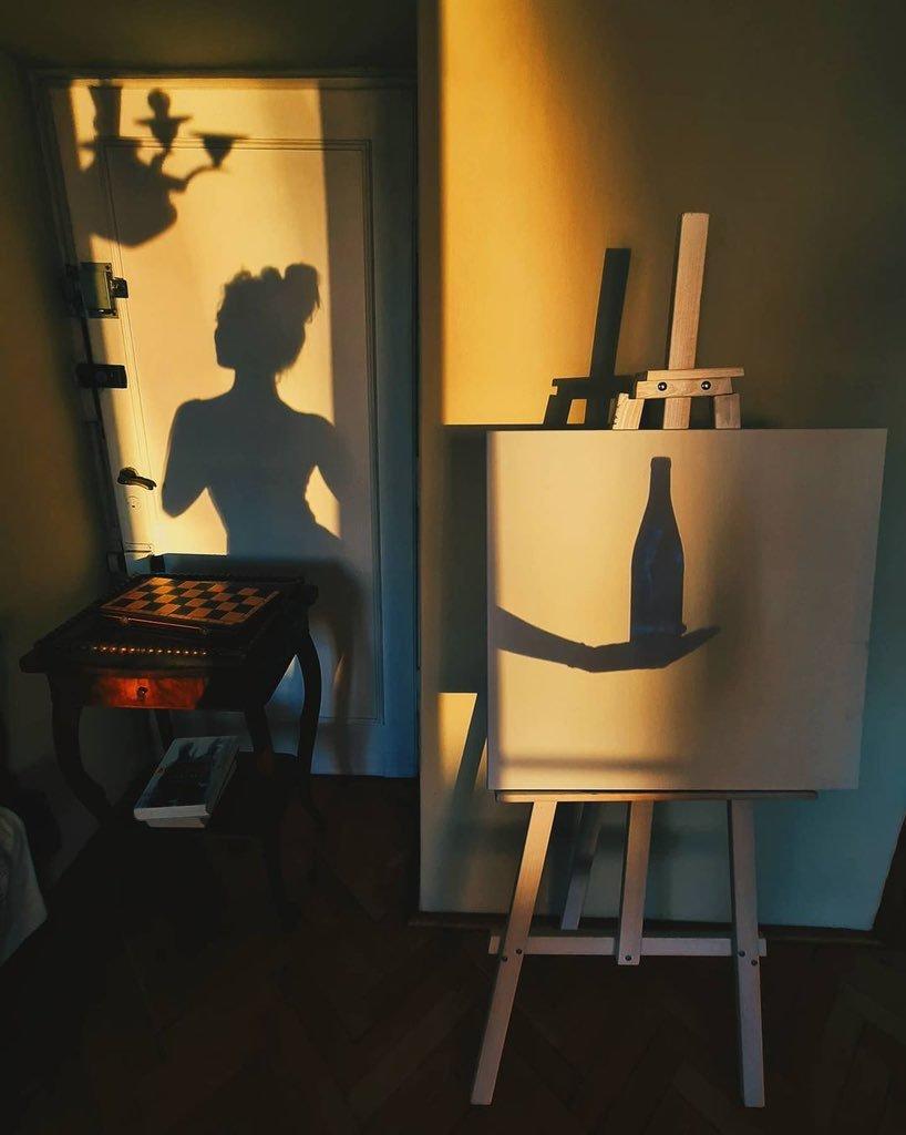 818x1024, 57 Kb / Мольберт, стол, шахматы, тени, magda nalecz