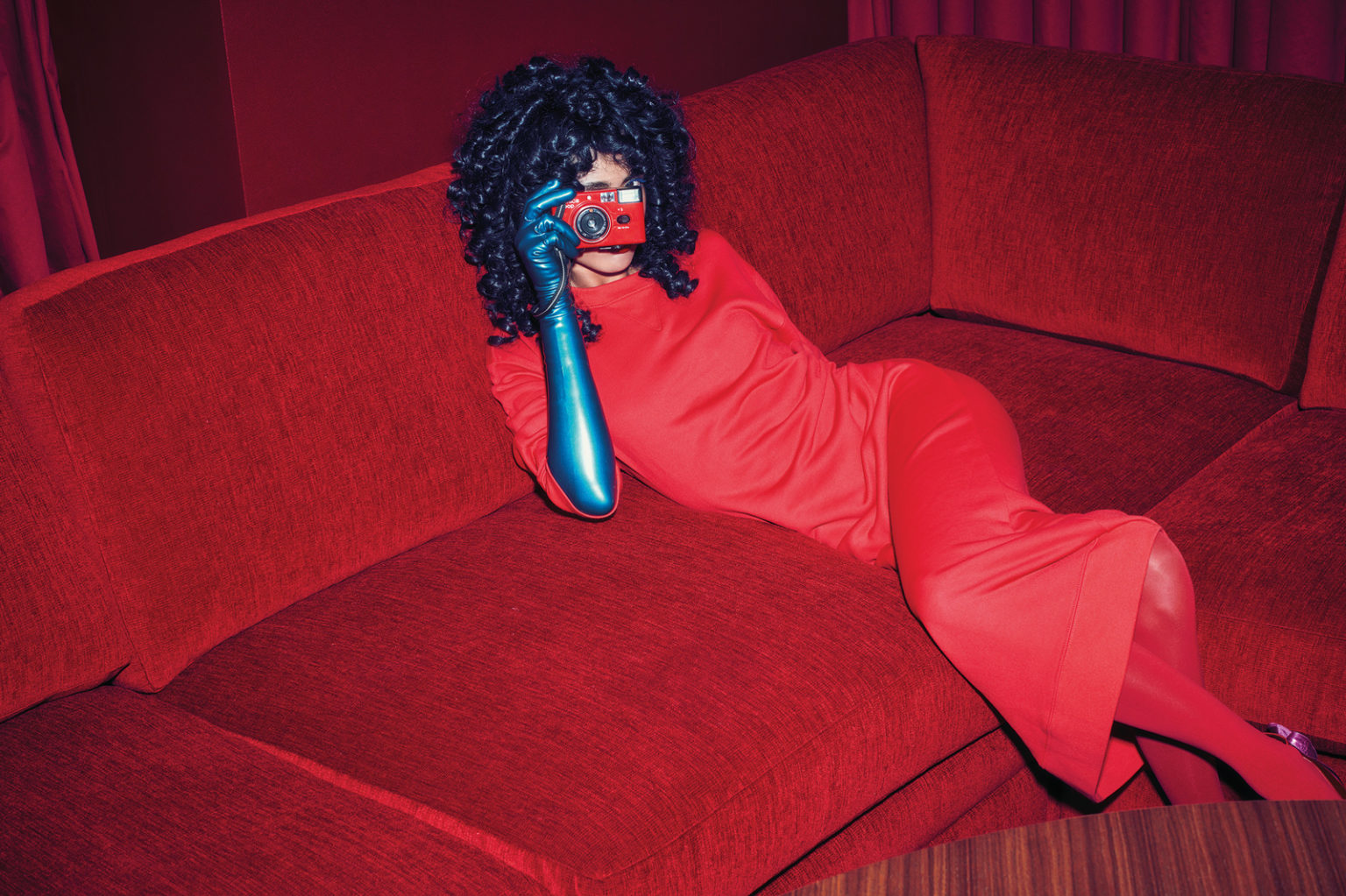 1536x1023, 340 Kb / диван, красное, перчатка, фотоаппарат, брюнетка, кучерявая