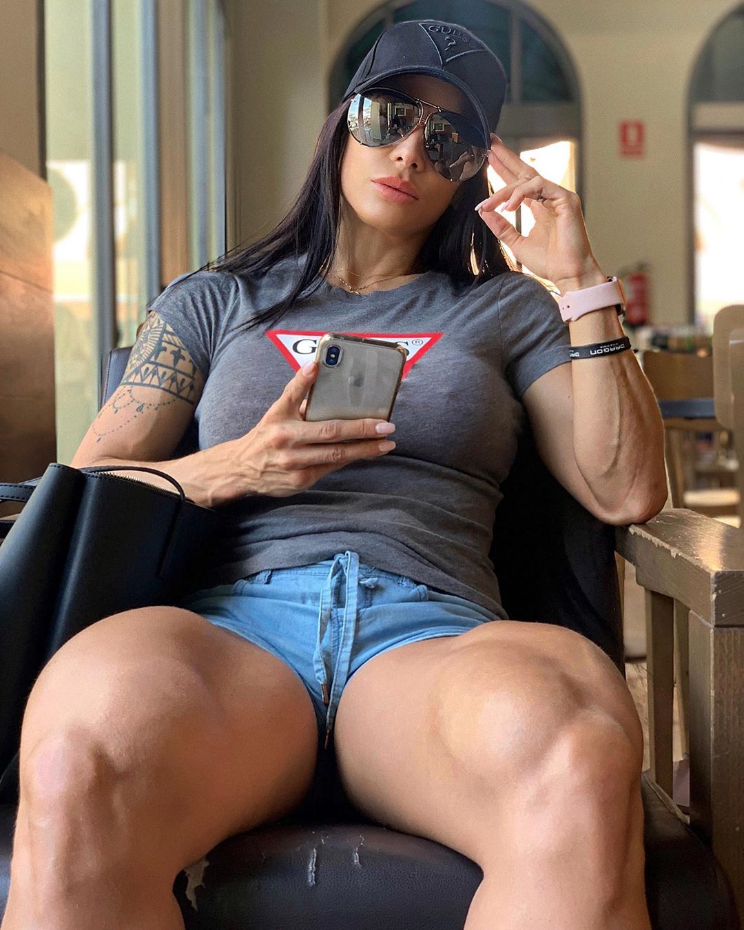 1080x1349, 205 Kb / Очки, телефон, коленки, тату, вены, patricia alamo