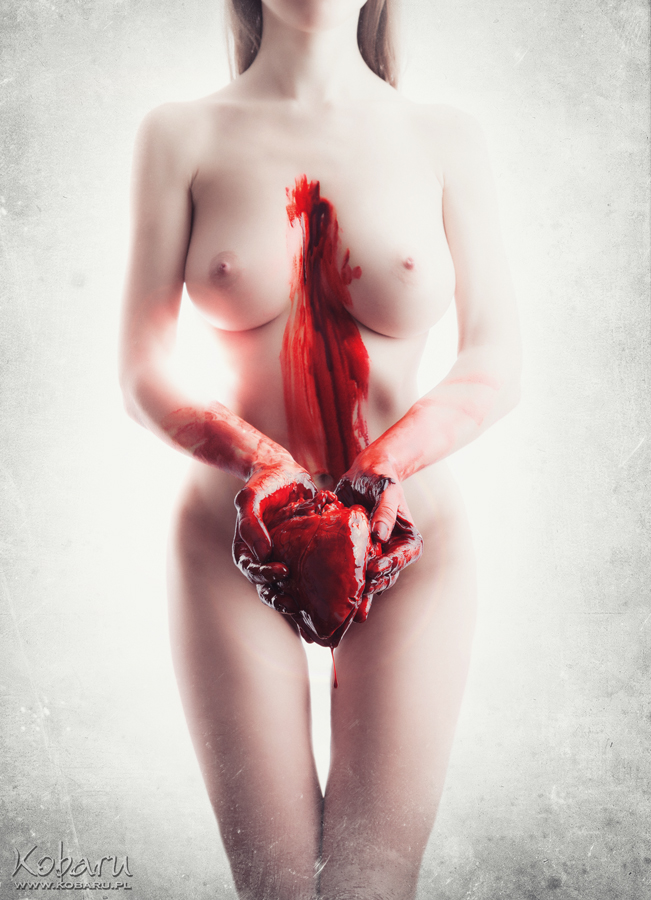 651x900, 316 Kb / сиськи, кровь, сердце