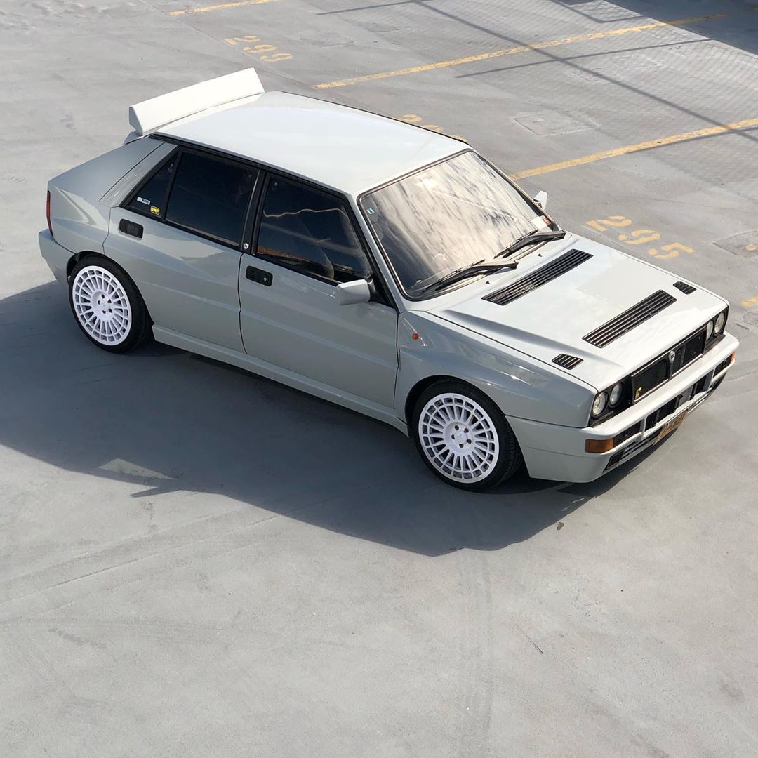 1080x1080, 152 Kb / автомобиль, классика, ретро, lancia delta, парковка, сетка, рабица, забор