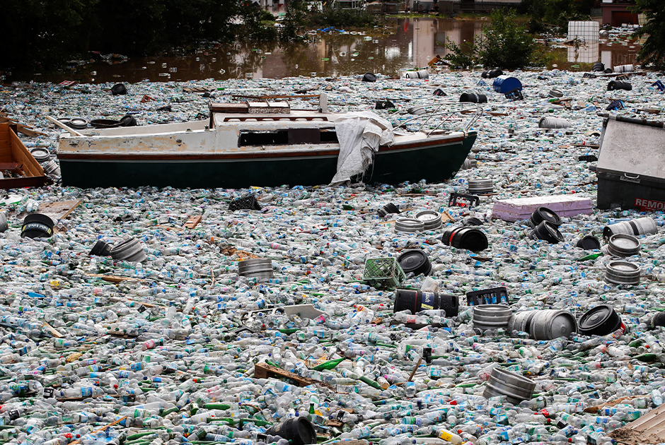 940x630, 617 Kb / потоп, Германия, мусор, катер, лодка, яхта, наводнение, кега, бочка, пиво