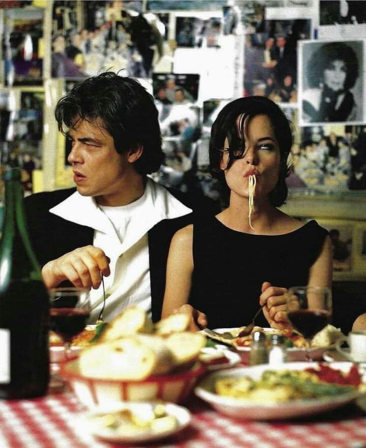 720x881, 102 Kb / двое, спагетти, бутылка, бокал, еда, фотография, Бенисио дель Торо, Паркер Поузи