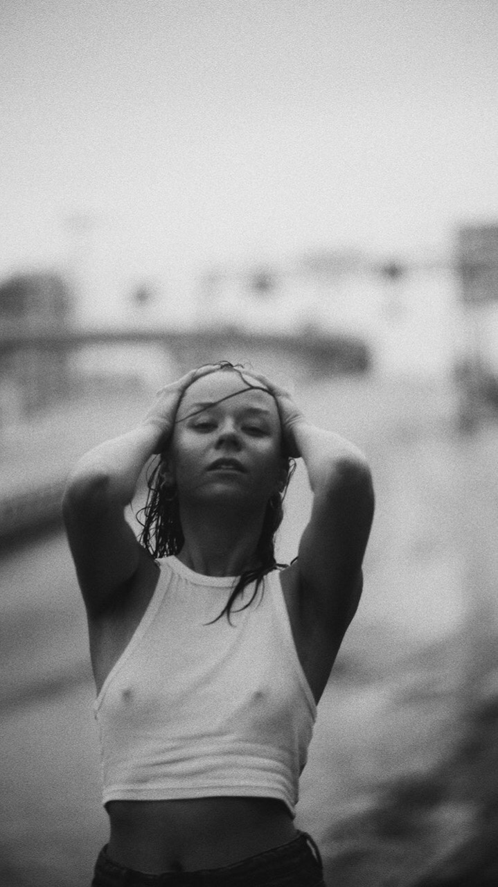 719x1280, 276 Kb / майка, мокрая, соски, ч/б