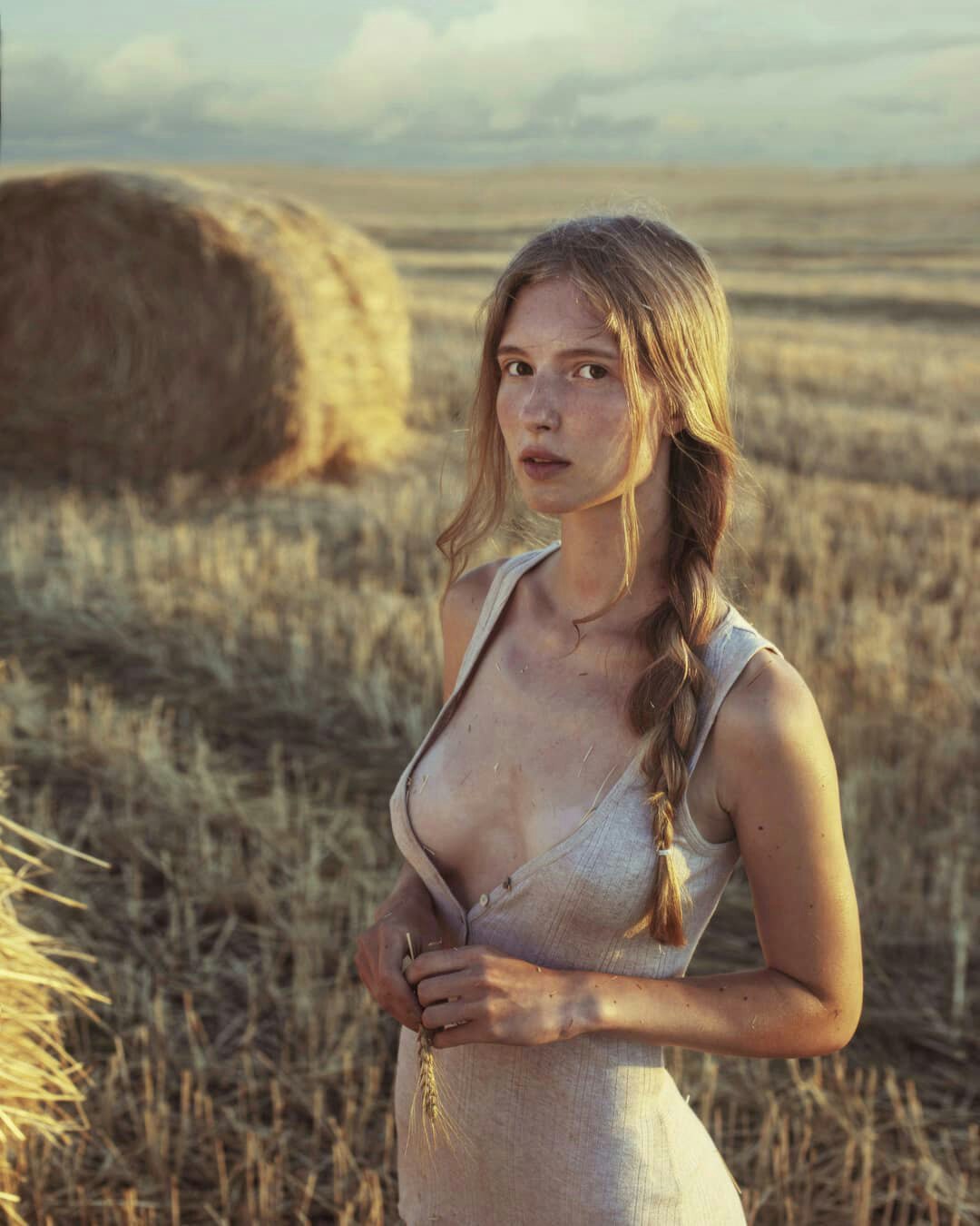 1080x1350, 228 Kb / Алёна Бархаленко, сено, солома, тюк, колосок, девушка, коса, рыжая, взгляд, Давид Дубницкий, David Dubnitskiy