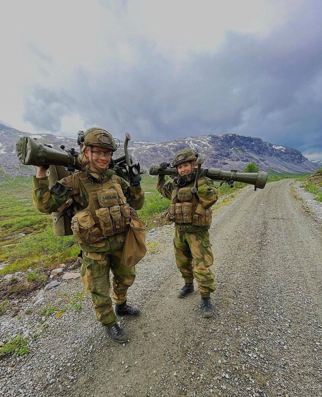 1080x1330, 342 Kb / Норвегия, солдат, каска, РПГ, горы, бронижелет, камуфляж, Карл Густав, очки