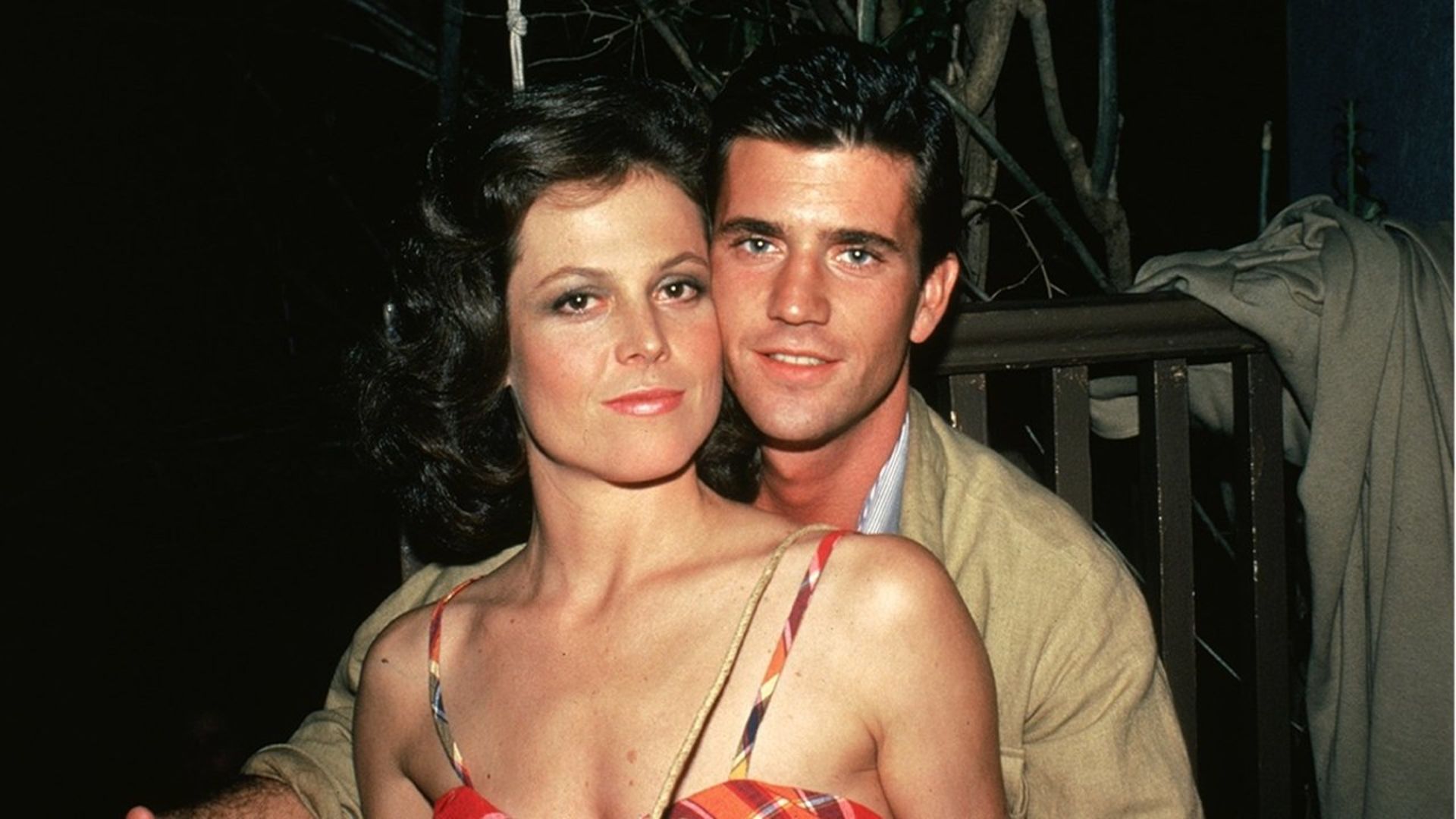 1920x1080, 173 Kb / Сигурни Уивер, Мел Гибсон, платье, куртка, перила, дерево, кусты