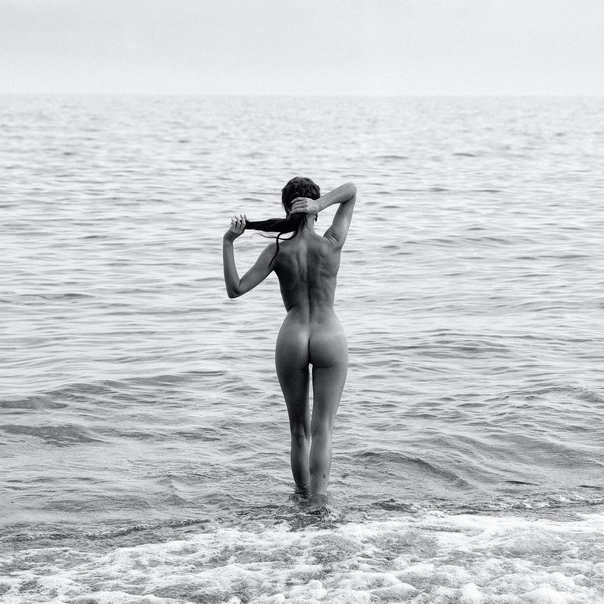 604x604, 157 Kb / ч/б, море, голая, хвост