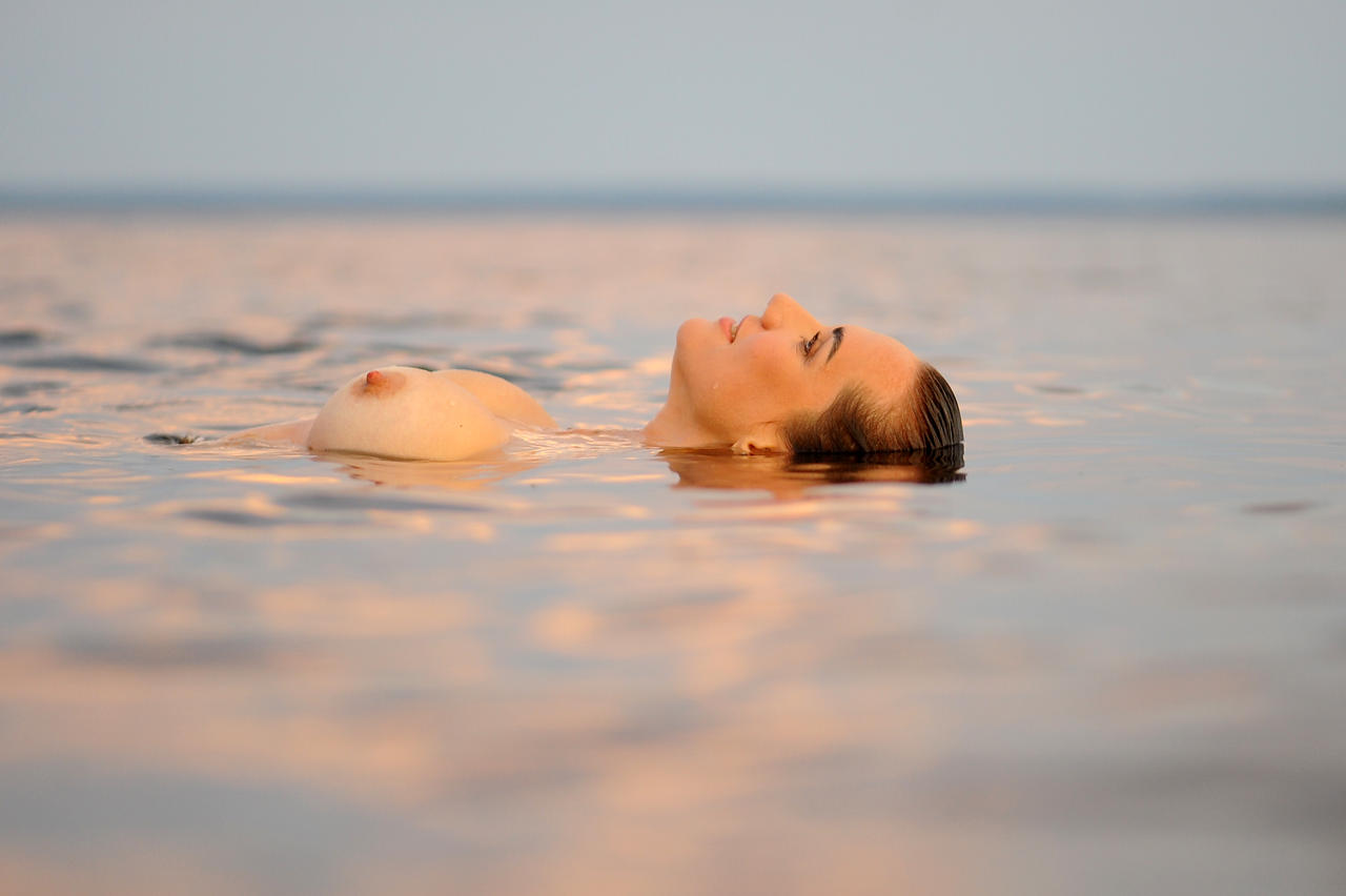 1280x852, 55 Kb / сиськи, голова, вода