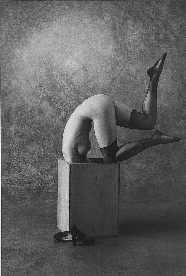 602x891, 140 Kb / женщина, ящик, туфли, чулки, ч/б