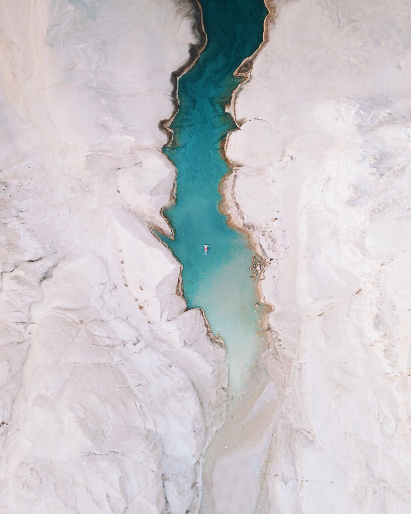 1440x1800, 406 Kb / воды, берега, пески, камни, мужчина, Греция