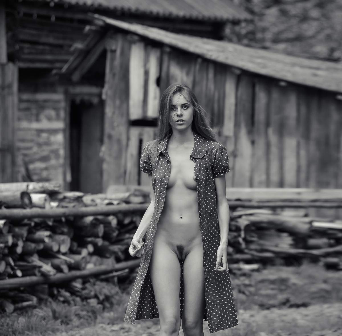 1200x1179, 472 Kb / дрова, халат, горошек, мохнатка, ч/б, деревня, нараспашку