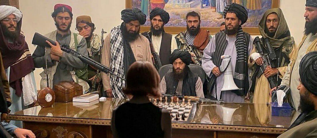 1103x483, 128 Kb / стол, шахматы, часы, девочка, талибан, оружие, игра