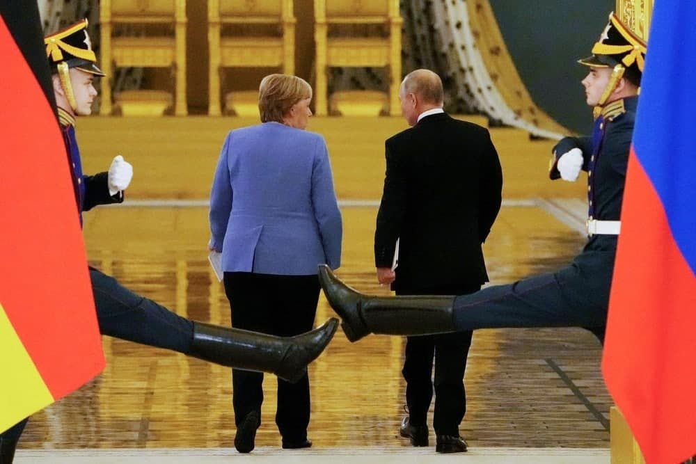 1000x667, 80 Kb / меркель, путин, флаги, караул, ноги, сапоги