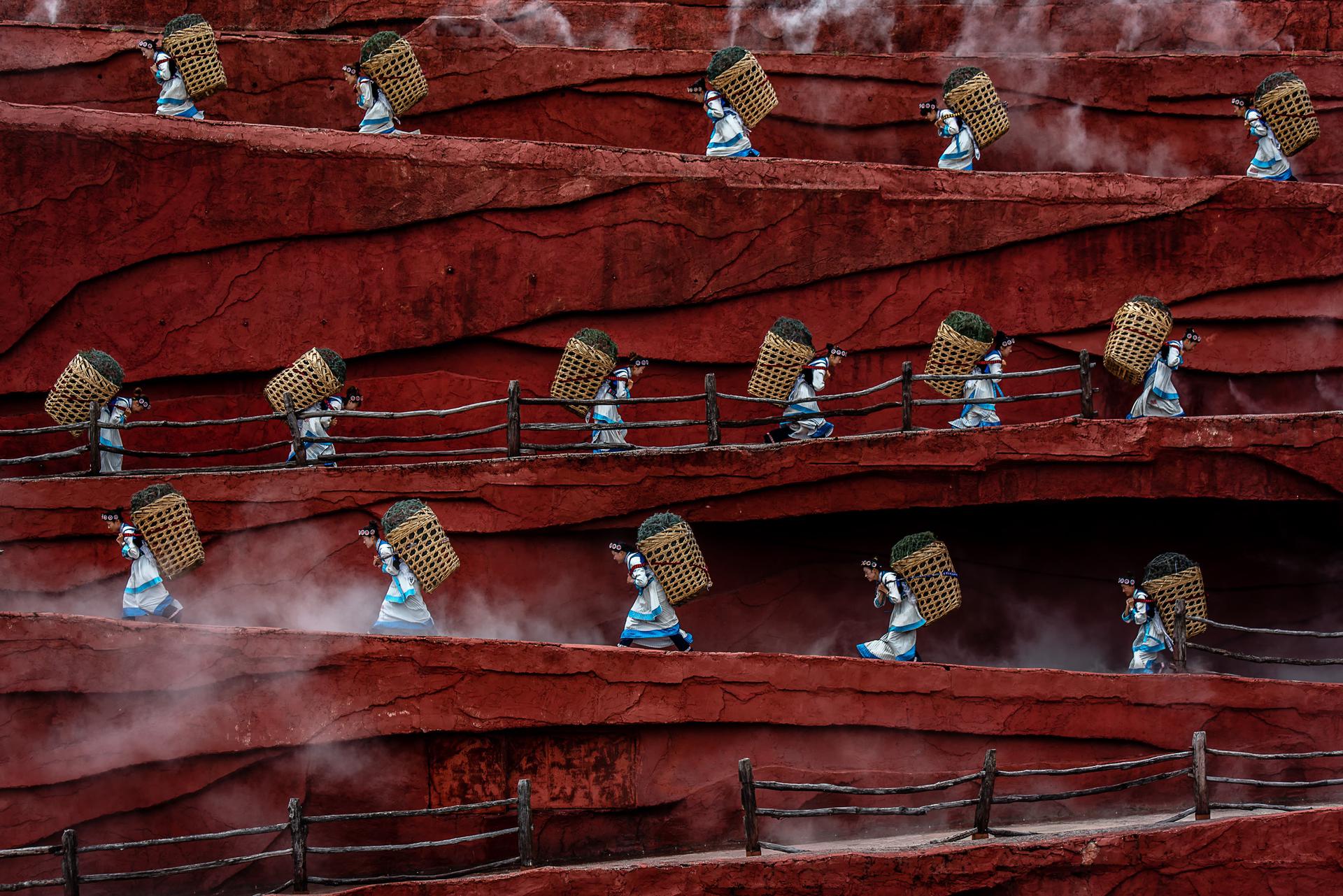 1920x1281, 403 Kb / женщины, корзины, подъем, красное, Китай, ограда