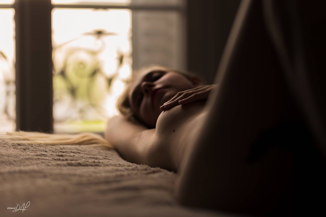 1368x912, 50 Kb / сиська, окно, рука, родинка