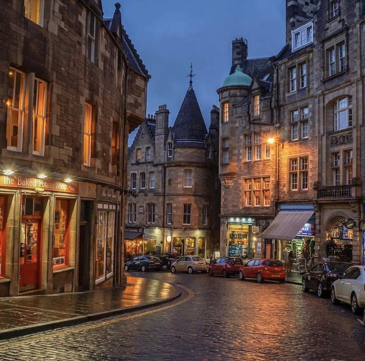1200x1188, 268 Kb / здания, улица, дома, авто, улица, Шотландия, Единбург, фонари, витрины, брусчатка, мостовая