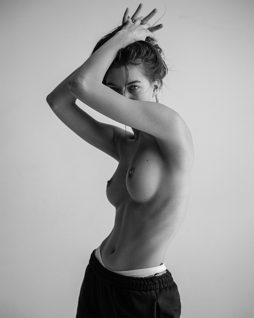 864x1080, 280 Kb / ч/б, штаны, топлесс, взгляд, Yulia Rose