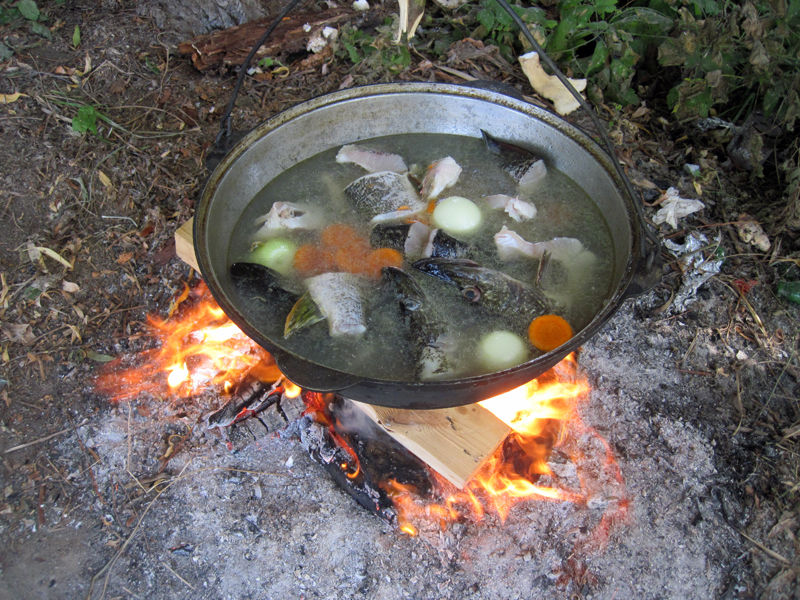 800x600, 188 Kb / уха, костер, казан