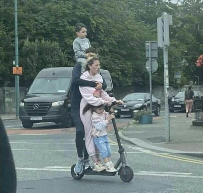 811x768, 78 Kb / Самокат, толпа, безумство, дети