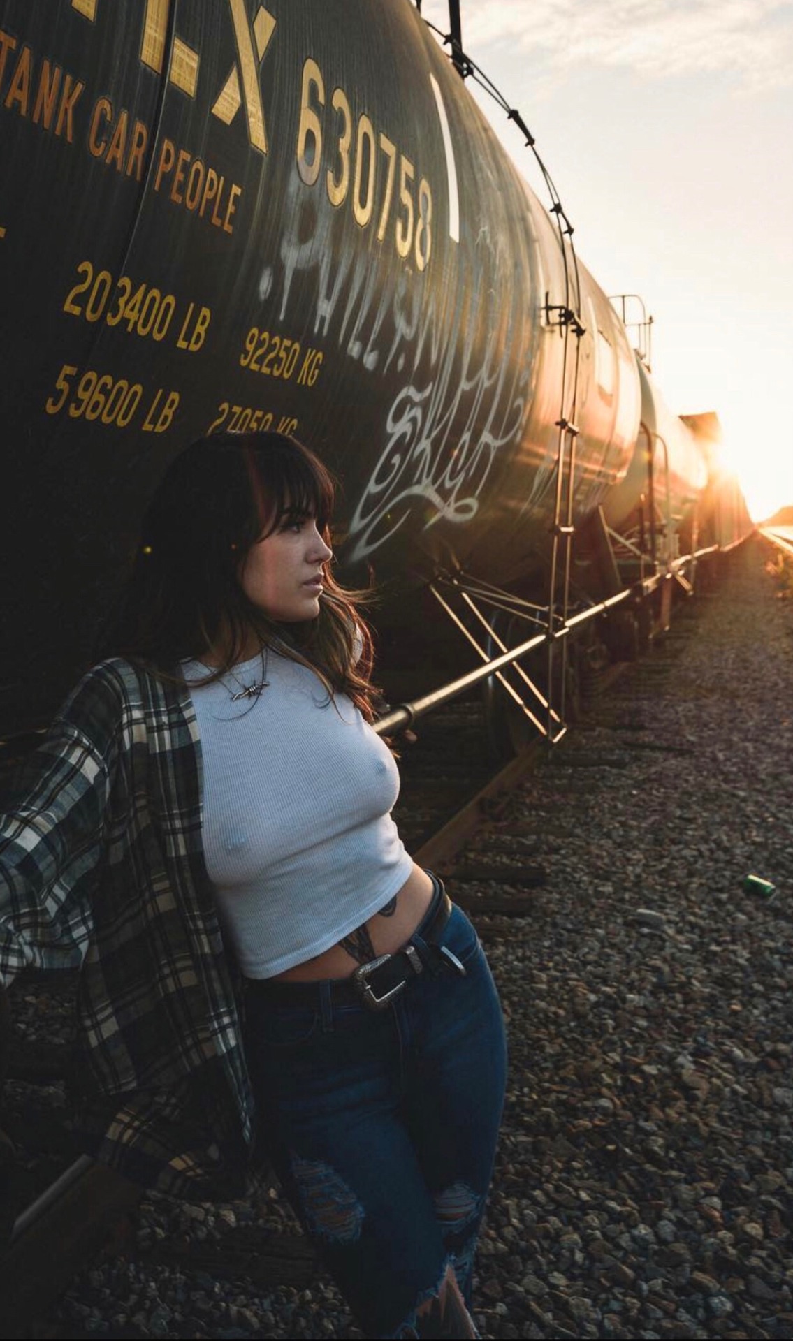 1135x1920, 363 Kb / цистерна, рельсы, Rachel Lou