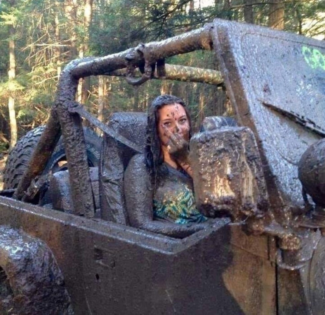 1076x1044, 208 Kb / грязь, джип, фак