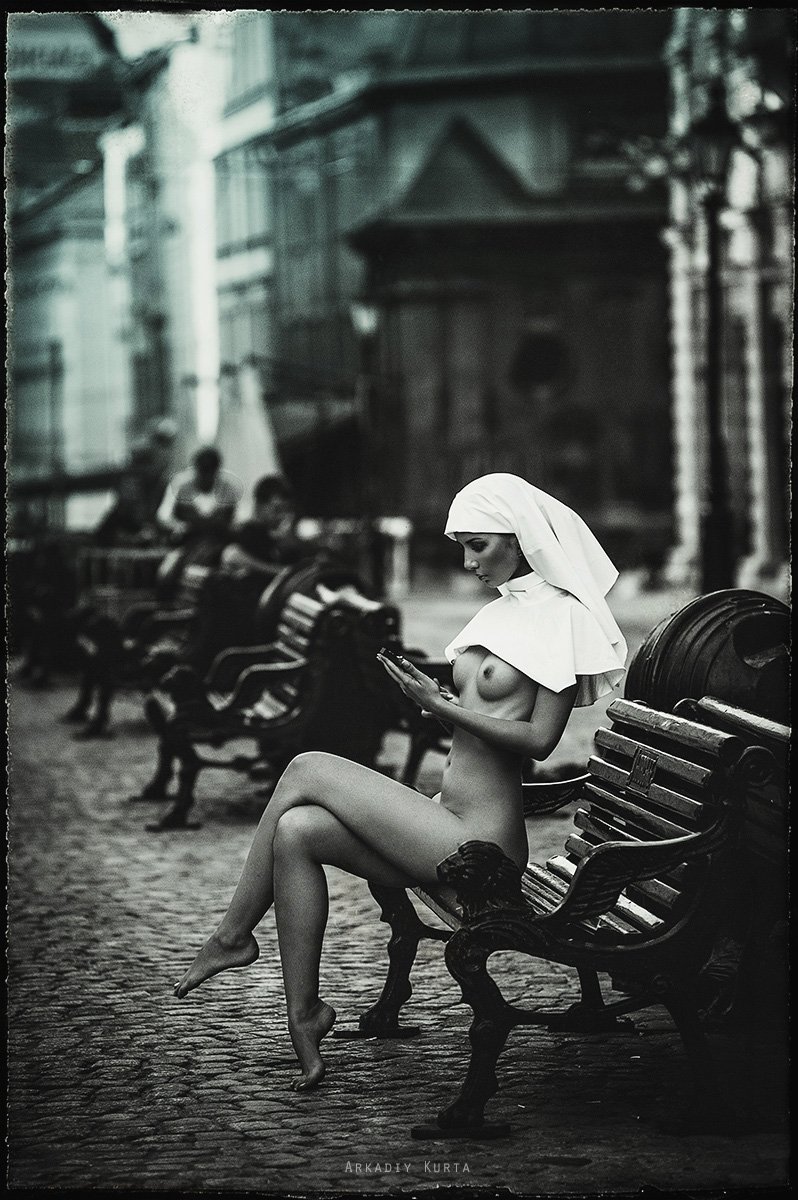 798x1200, 223 Kb / монашка, курта, голая, скамейка, ч/б