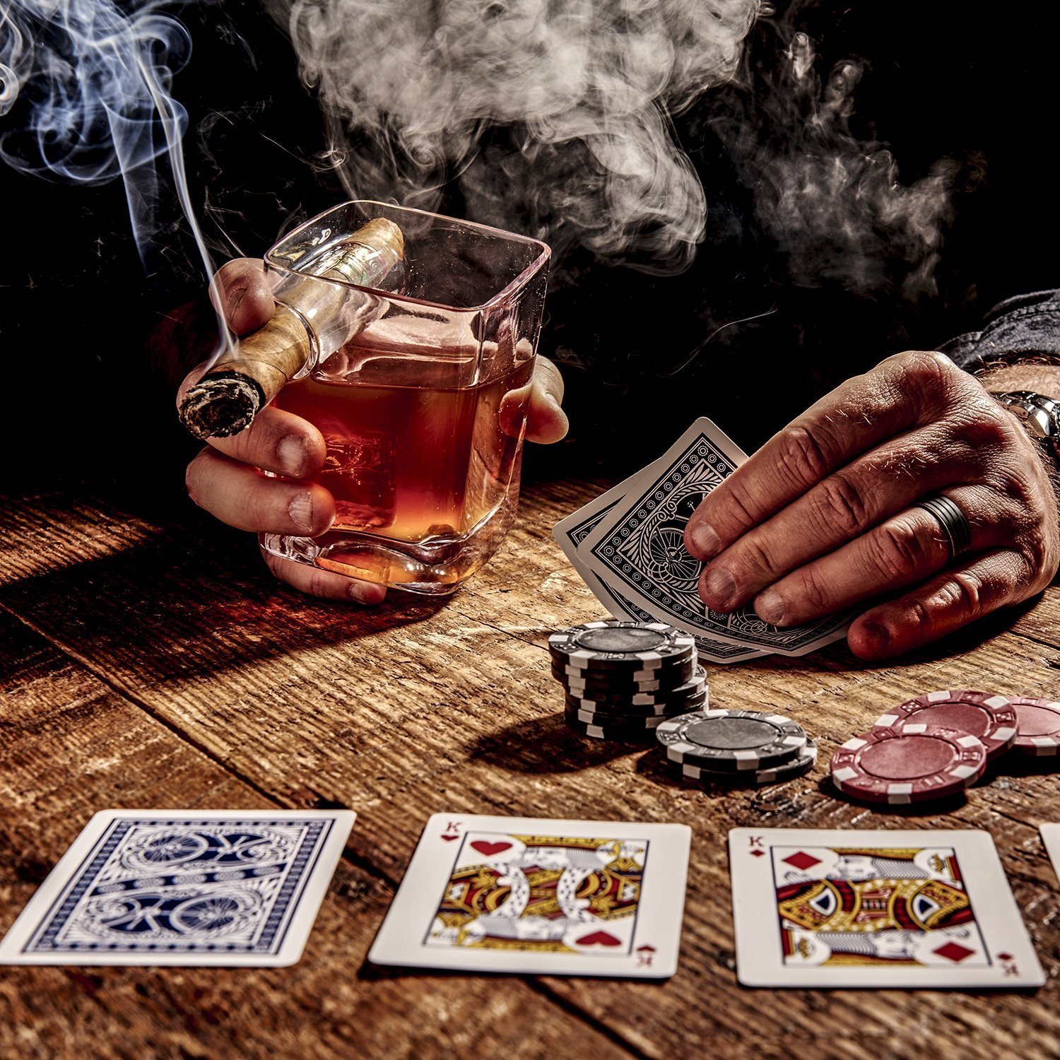 1500x1500, 486 Kb / бокал, виски, сигара, фишки, карты, дым, руки