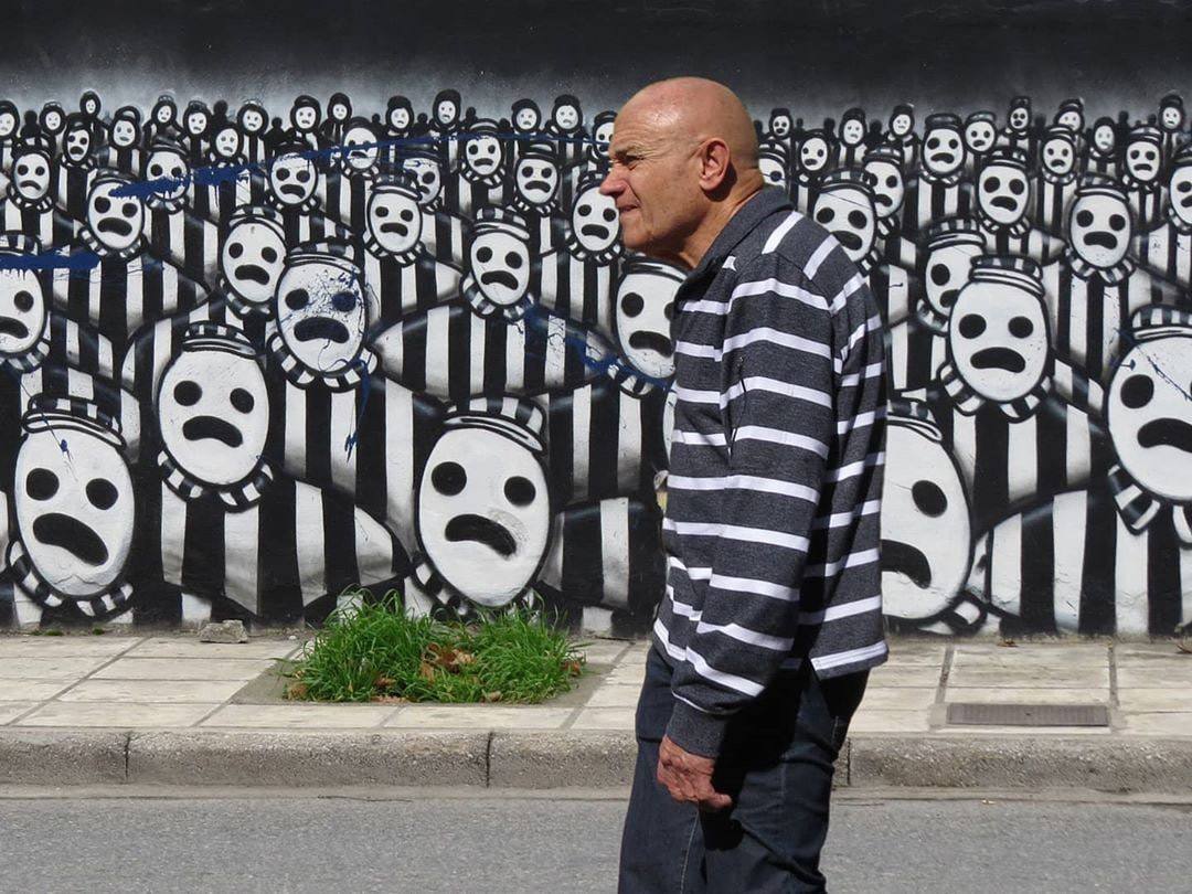 1080x810, 166 Kb / полоски, зеки, граффити, лысый