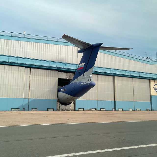 640x640, 57 Kb / ангар, самолёт, хвост