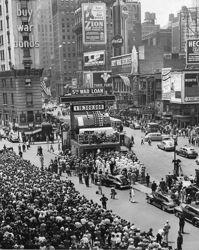 635x800, 234 Kb / ч/б, Таймс-сквер, кассовый аппарат, Нью-Йорк, США, война, деньги