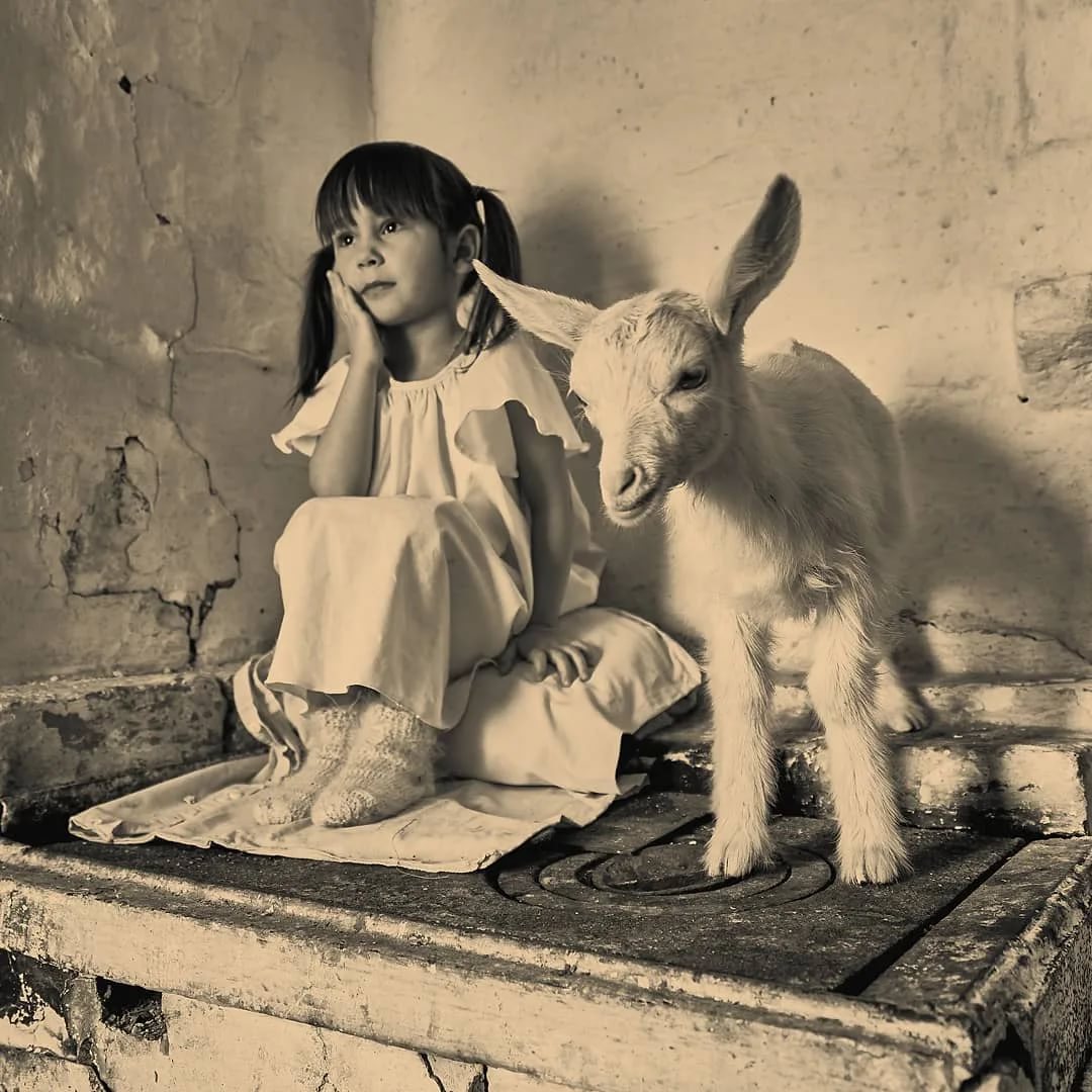 1080x1080, 168 Kb / ч/б, девочка, козлёнок